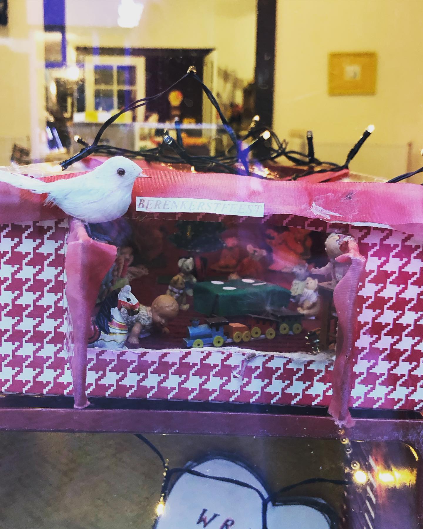 De kijkdoos in de etalage kreeg ik van Tineke . Zij komt zo nu en dan met rollator binnengerold. Deze oude dame heeft een onuitputtelijk fantasie, mooie verhalen en ze maakt prachtige tekeningetjes die ze aan mij laat zien;… het stelt niets voor … zegt ze steeds, maar ik vind ze prachtig. Ook bouwt ze van alles en nu deze kijkdoos voor Orewoed🤗 hij staat in de etalage te pronken✨
.
.
#fantasie #knutselen #gezondoudworden #verwonderen