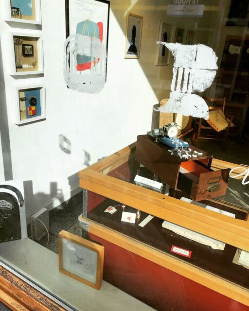 Heerlijk spelen en mijn creatief brein is op reis.. maken- doen.
Er hangt nieuw werk waar wat lege plekken waren van werk wat een nieuw thuis heeft gekregen 🙏
#art #kunst #collage #reizen #sensorama #objecttrouvé #assemblageart